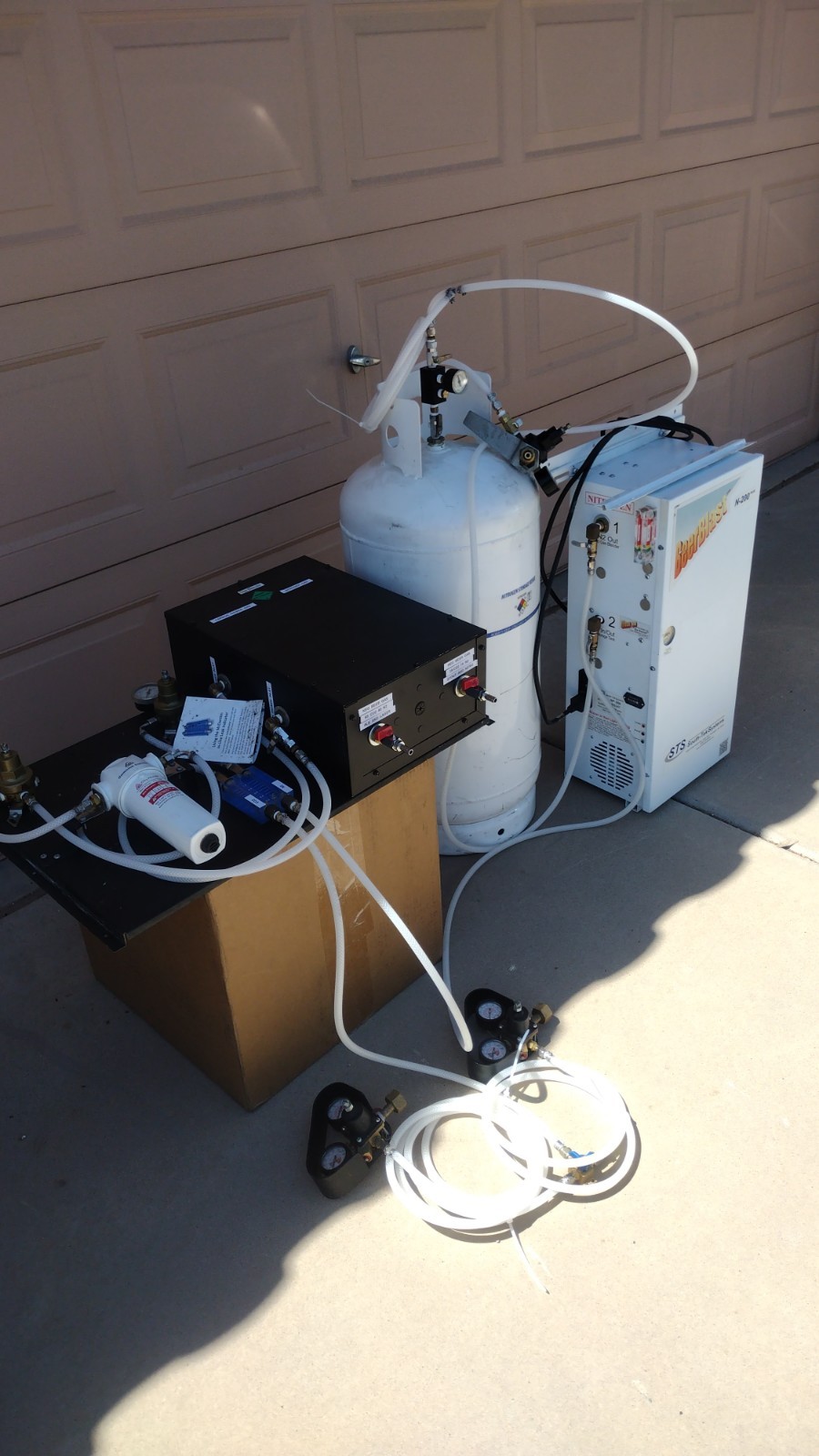 Beer Blast N200 Nitrogen Generator, N2 Tank, Draft Beer Co2/N2 Gas Blender