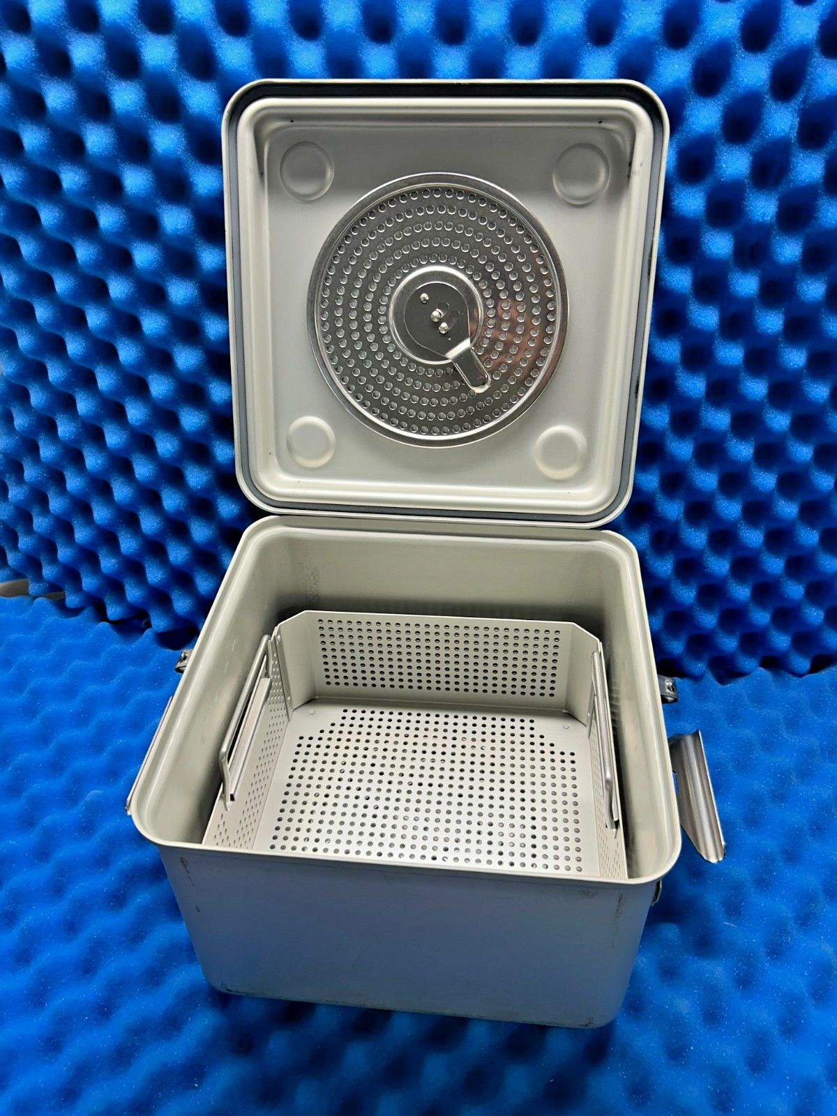 CASE MEDICAL SC08HG STERILIZATION CONTAINER 12.3″ X 11″ X 8″ WITH BASKET BSKH04