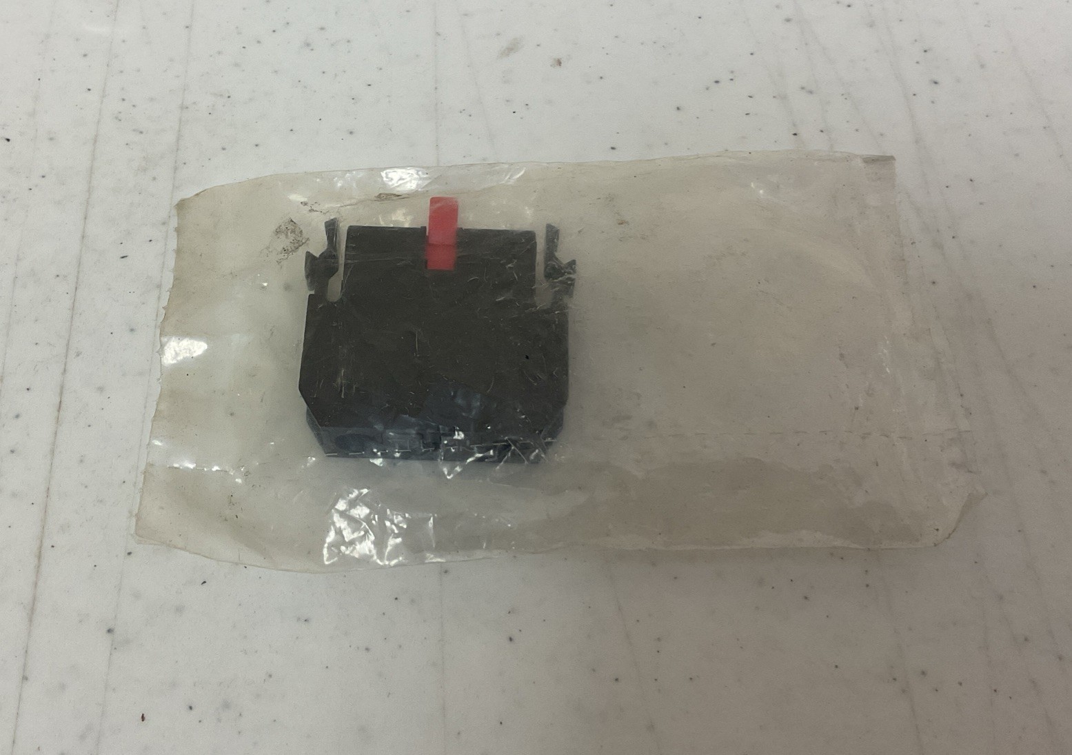 NEW EATON CUTLER-HAMMER E22B1 CONTACT BLOCK, FREE SHIPPING
