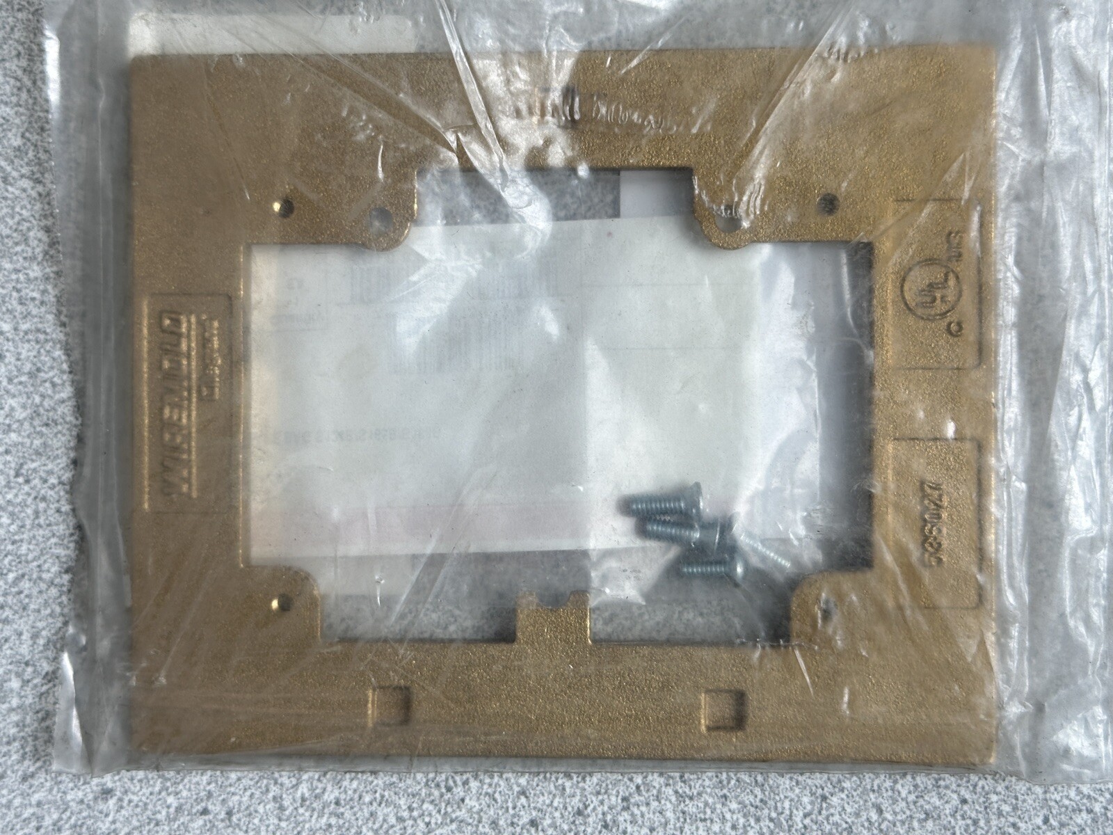 NEW WIREMOLD LEGRAND S124B SOLID BRASS CARPET PLATE OUTLET FLANGE FLUSH