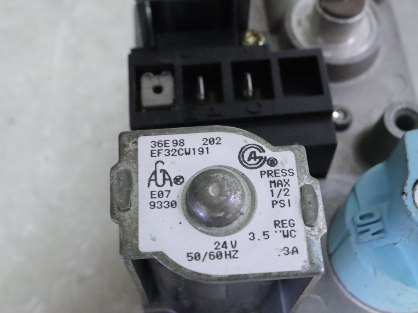 White Rodgers 36E98 202 HVAC Furnace Gas Valve Carrier EF32CW191
