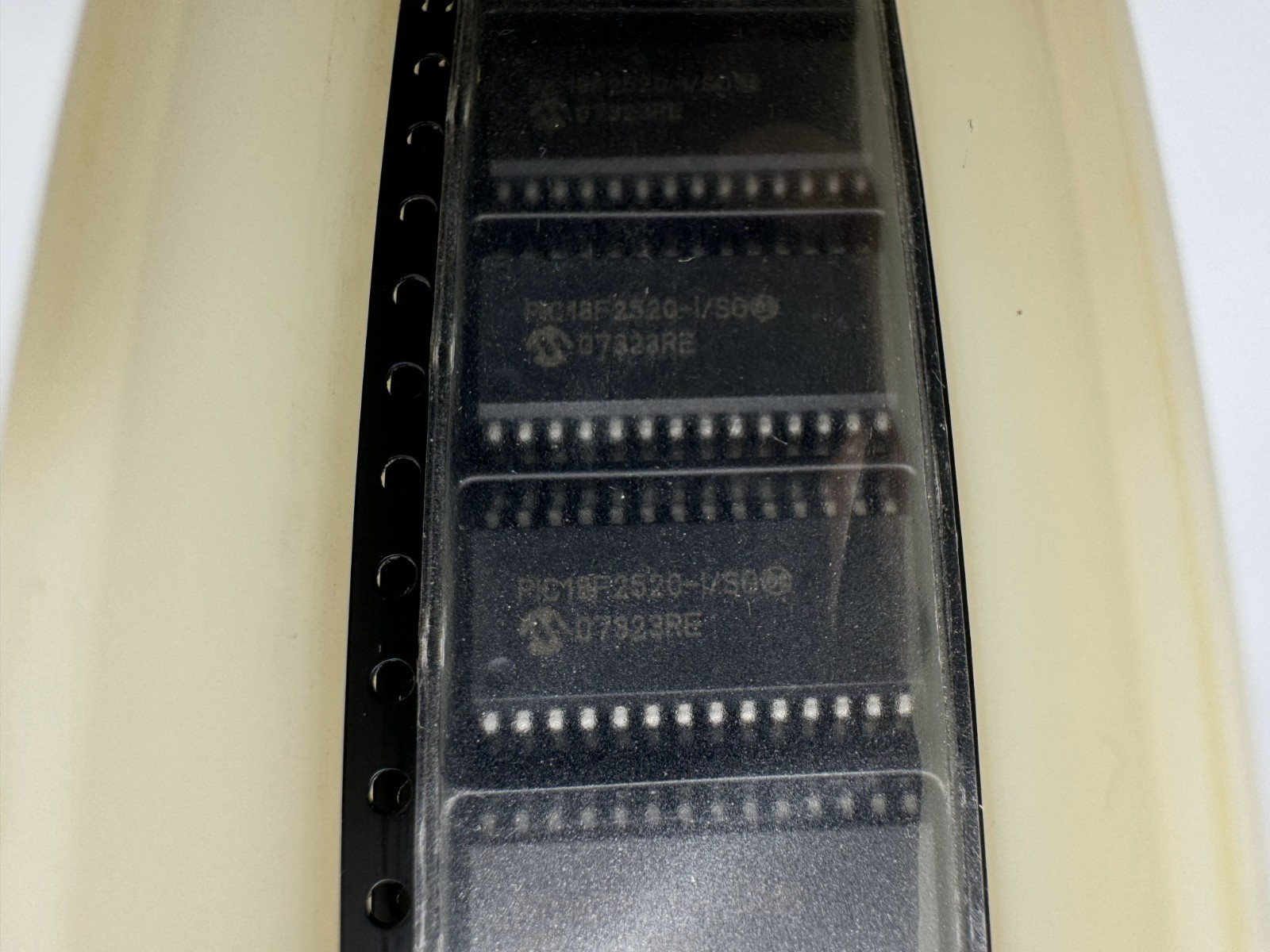 LOT OF 1600 PIC18F2520T-I/SO MICROCHIP MCU 8-bit RISC 32KB Flash WSOIC-28 DC:07+