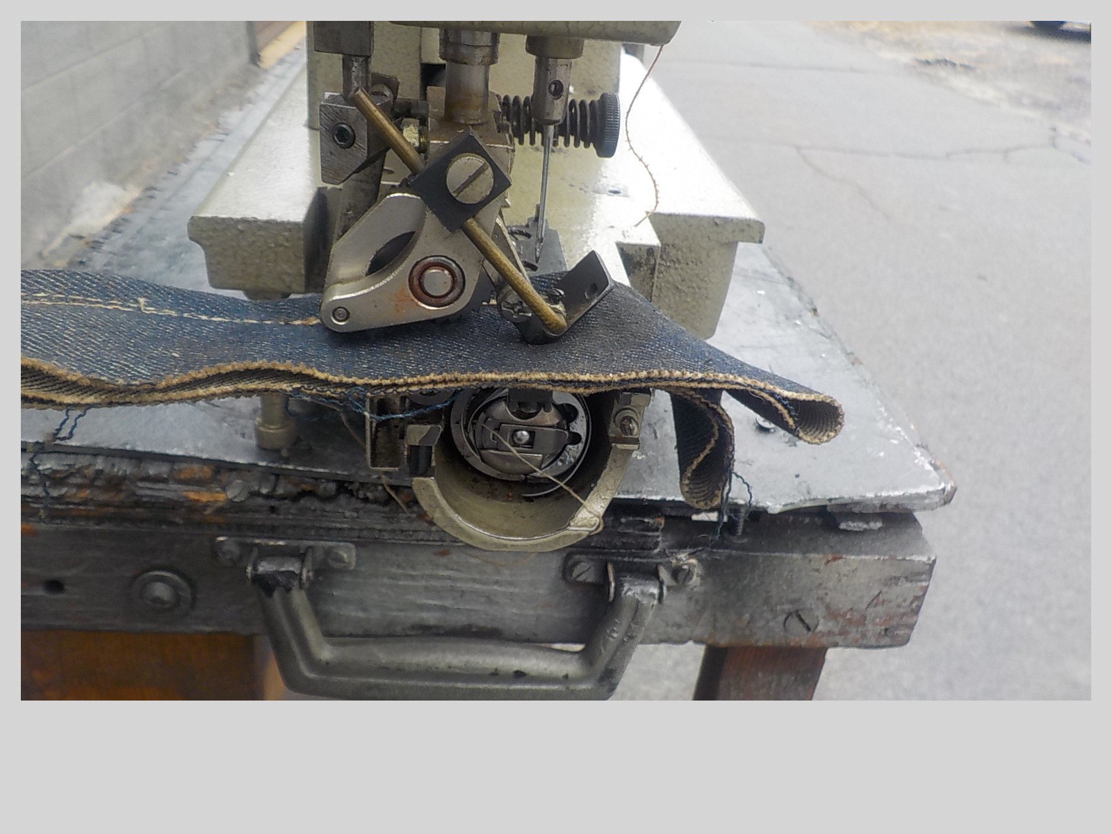 Industrial Sewing Machine Singer 591,one needle with puller ,hemming