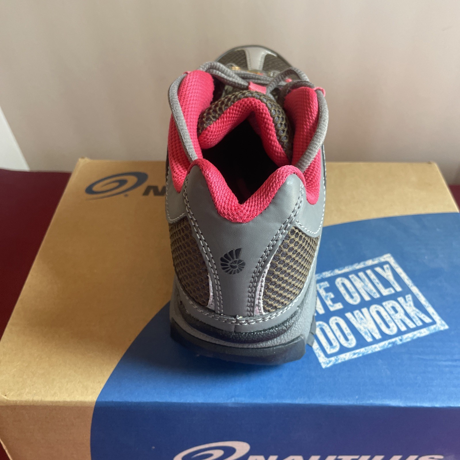 Nautilus Safety Footwear N1393 Size 9 Women’s Athletic Shoe, Steel Toe, Leather,
