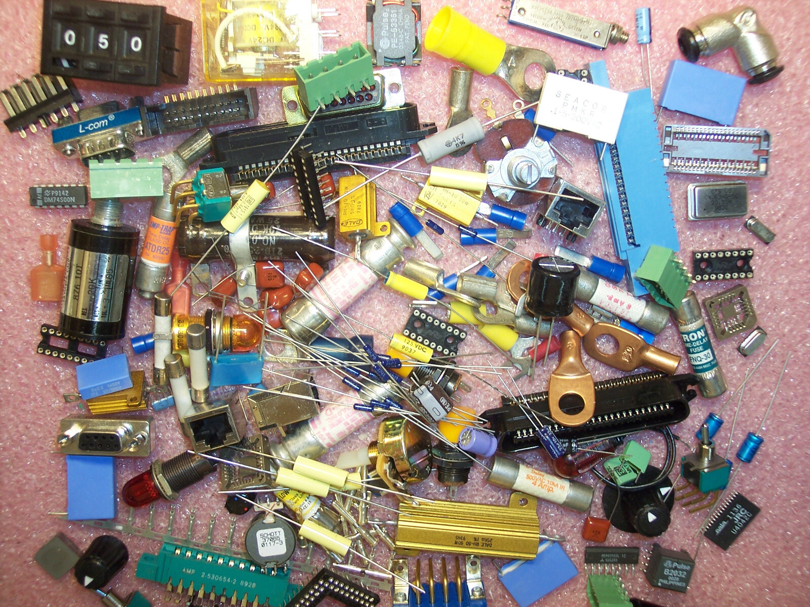 3 lb+ GRAB BAG MIXED LOT ELECTRONIC COMPONENTS CAPACITORS RESISTORS RELAYS LEDS