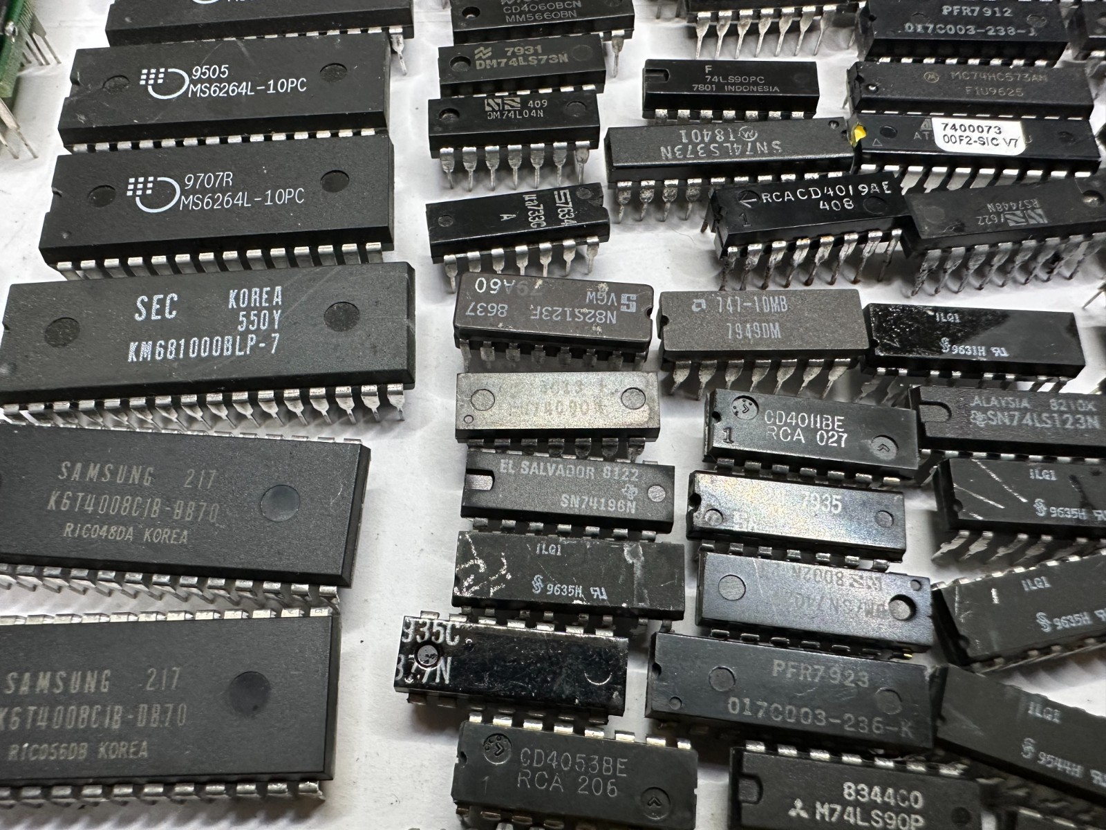 VINTAGE BIOS, FIRMWARE, EPROM ETC. IC Lot Of 190Pcs, AS-IS UNTESTED, Gold Scrap