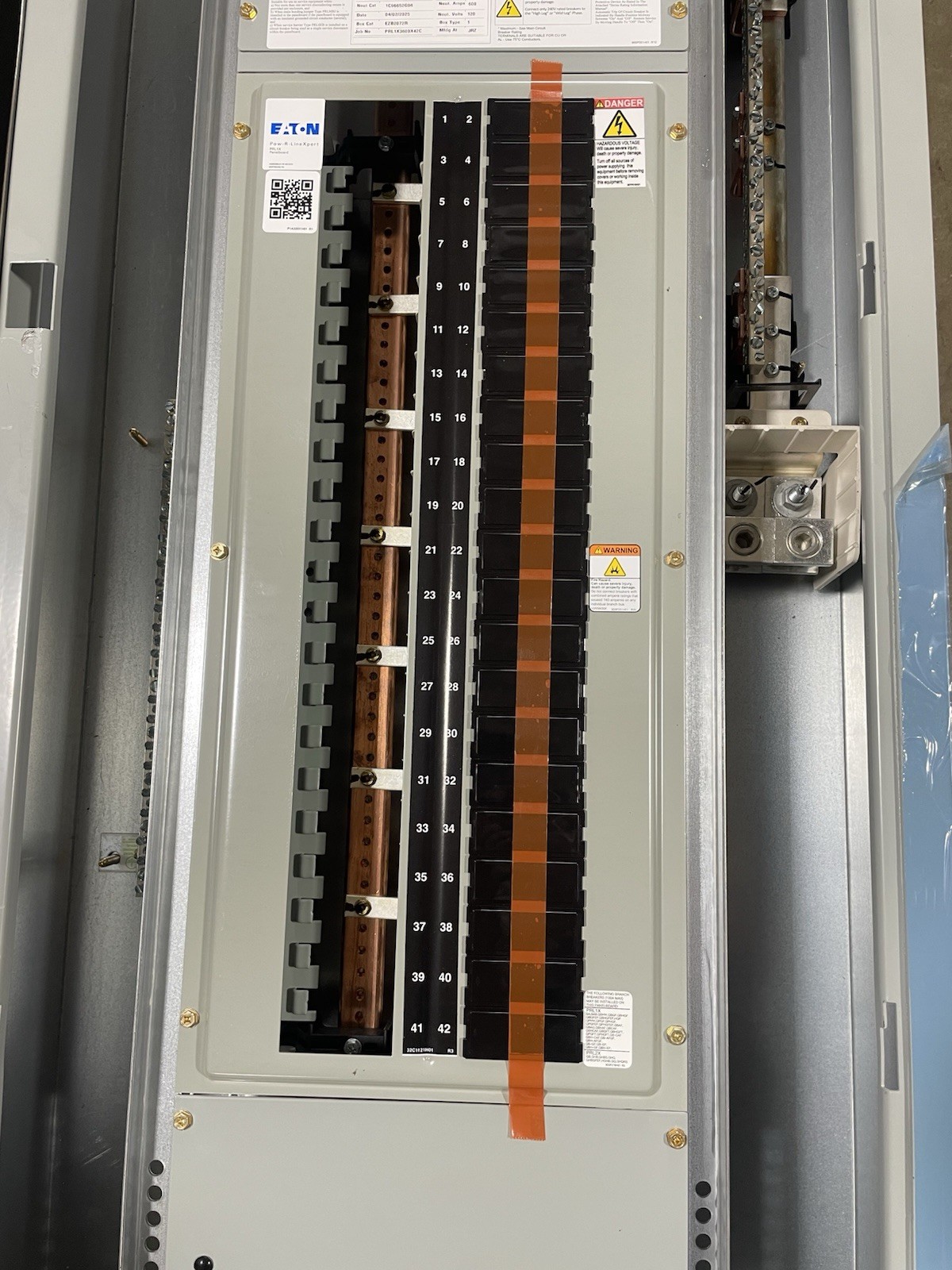 1-600 AMP 240V MAIN LUG PANELBOARD 42 SPACE 3 PHASE 4 WIRE COMPLETE PANEL