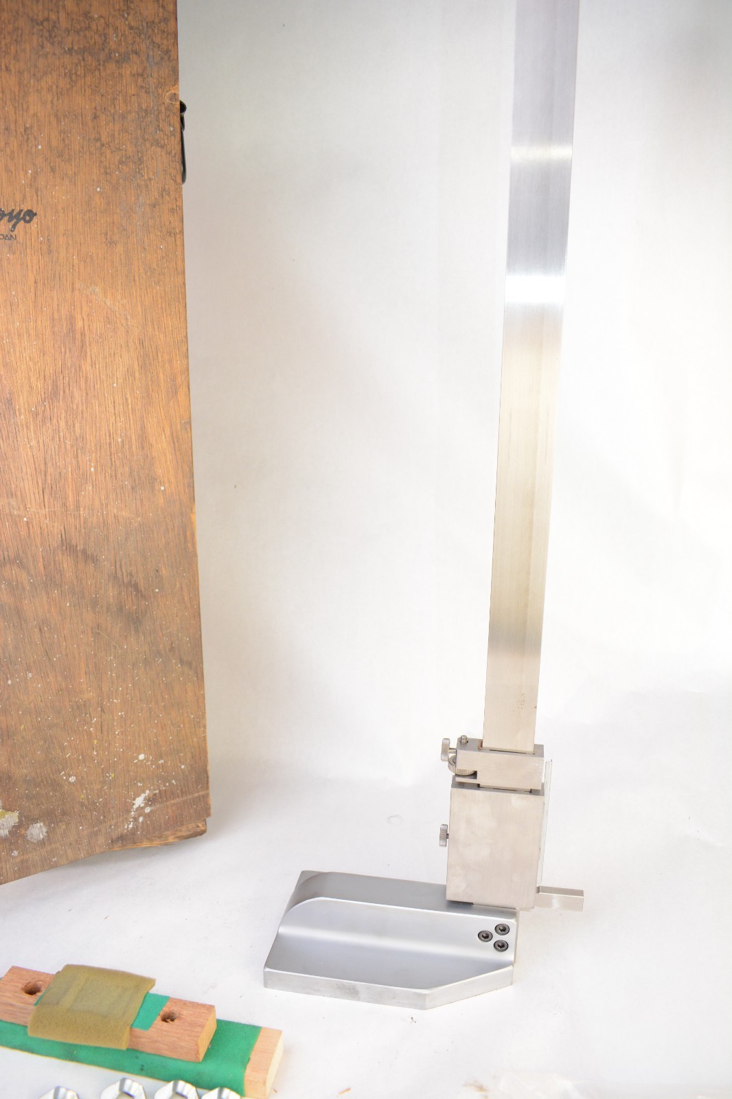 🌟 Mitutoyo 600mm Vernier Height Gage #520-150 – .02mm Graduation – Wooden Box