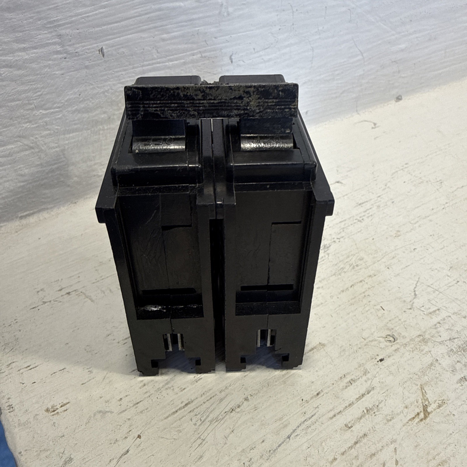 GTE Sylvania C230 30 Amp 2 Pole Circuit Breaker Type C 120/240V 30A 2P Plug In