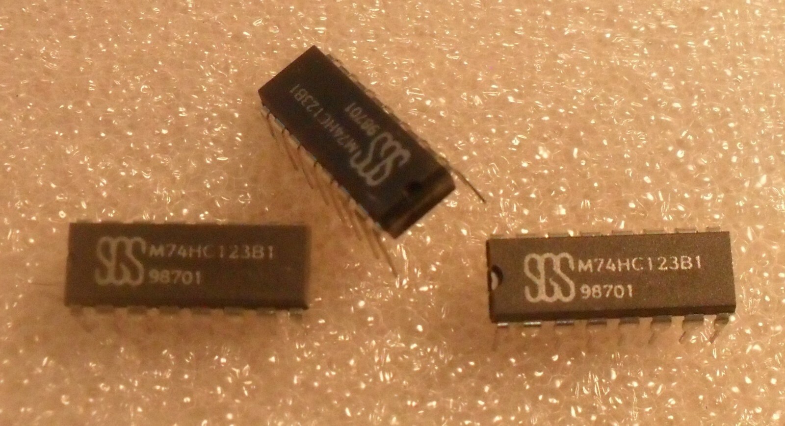 74C, 74HC & 74HCT CMOS Series Logic Gates Thru-Hole – Lots and Single ICs