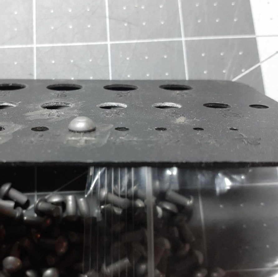 100 1/8″ x 1/4″ Solid Steel Round Head Rivets Steampunk Blacksmith armor