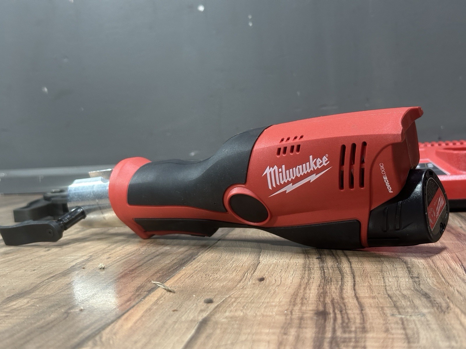 Milwaukee 2473-22 M12 Force Logic Press Tool With Pivoting CTS Jaw Bundle