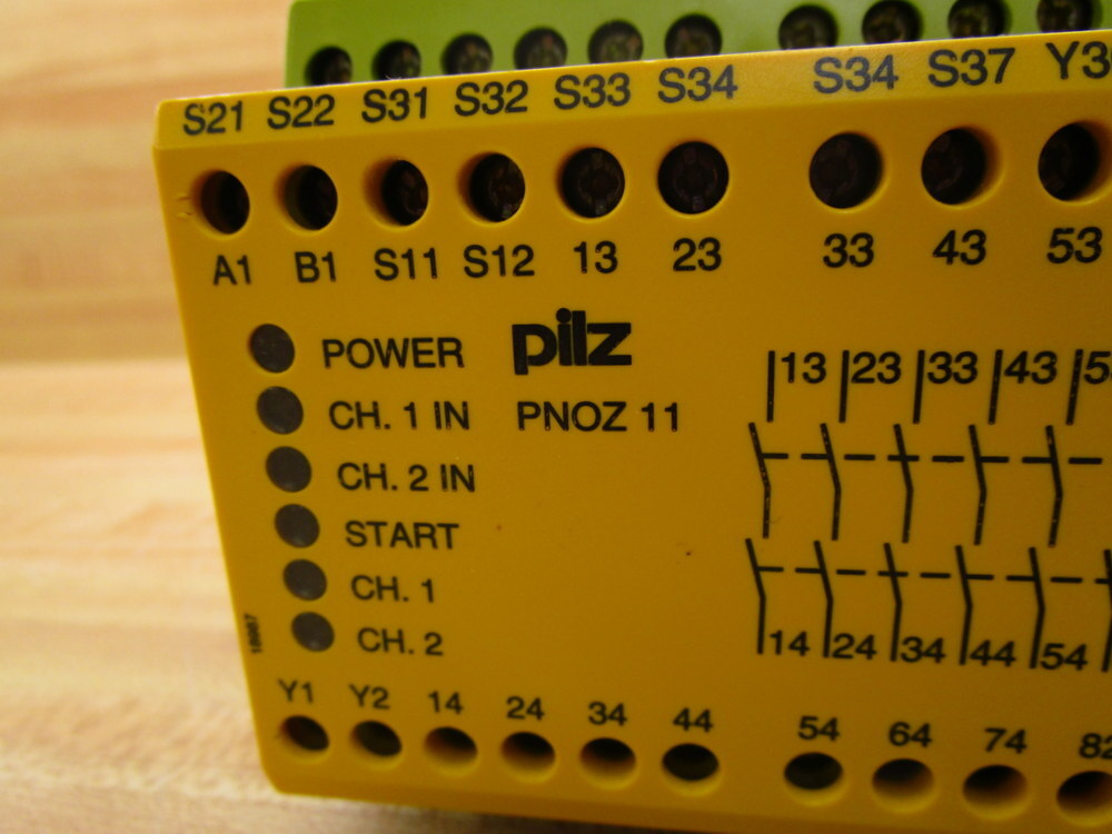 Pilz PNOZ-11 24VAC 24 VDC 7n/o 1n/c Relay 774080