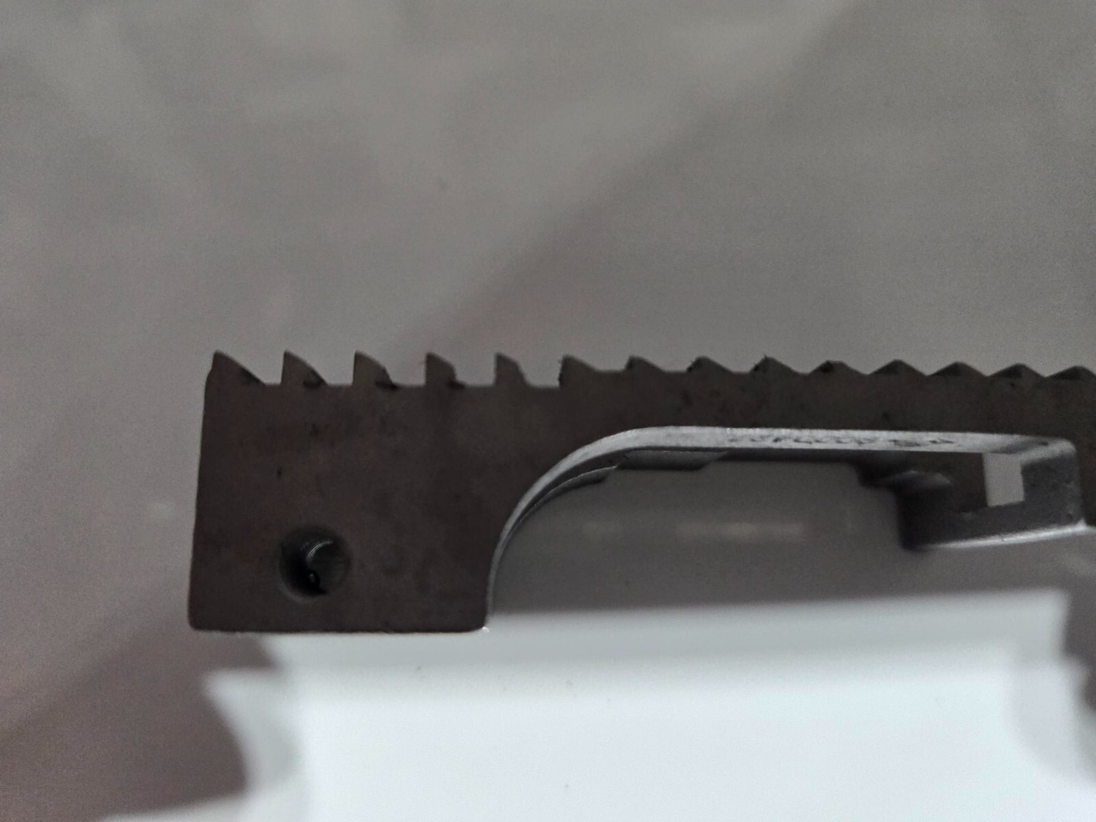 10486 Feed Dog – «stitch through tape» closure for Fischbein Bag Closers