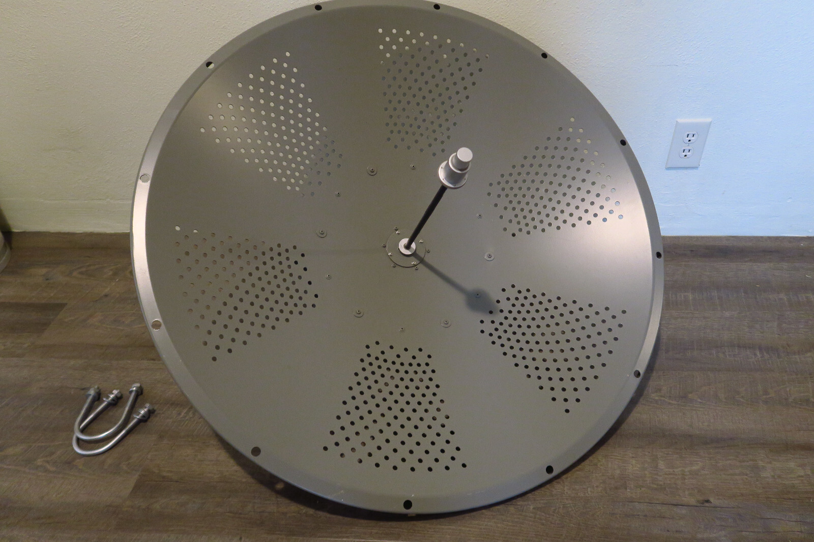L COM HG5833D 5.8 GHz 33 dBi Solid Parabolic Dish Antenna