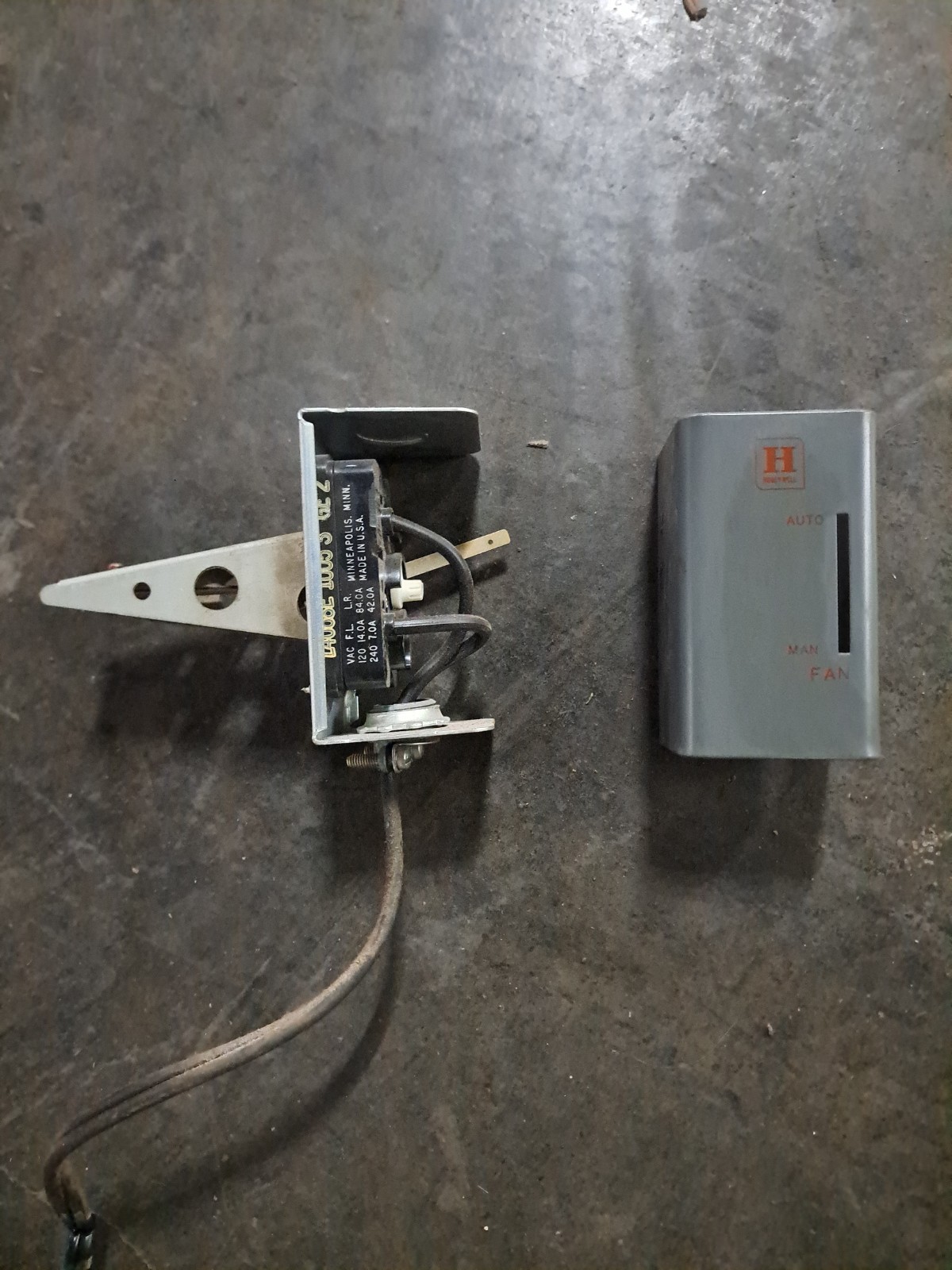 L4068E1005 Honeywell Fan Control, 80° To 120° Adjustable Range Auto or Manual