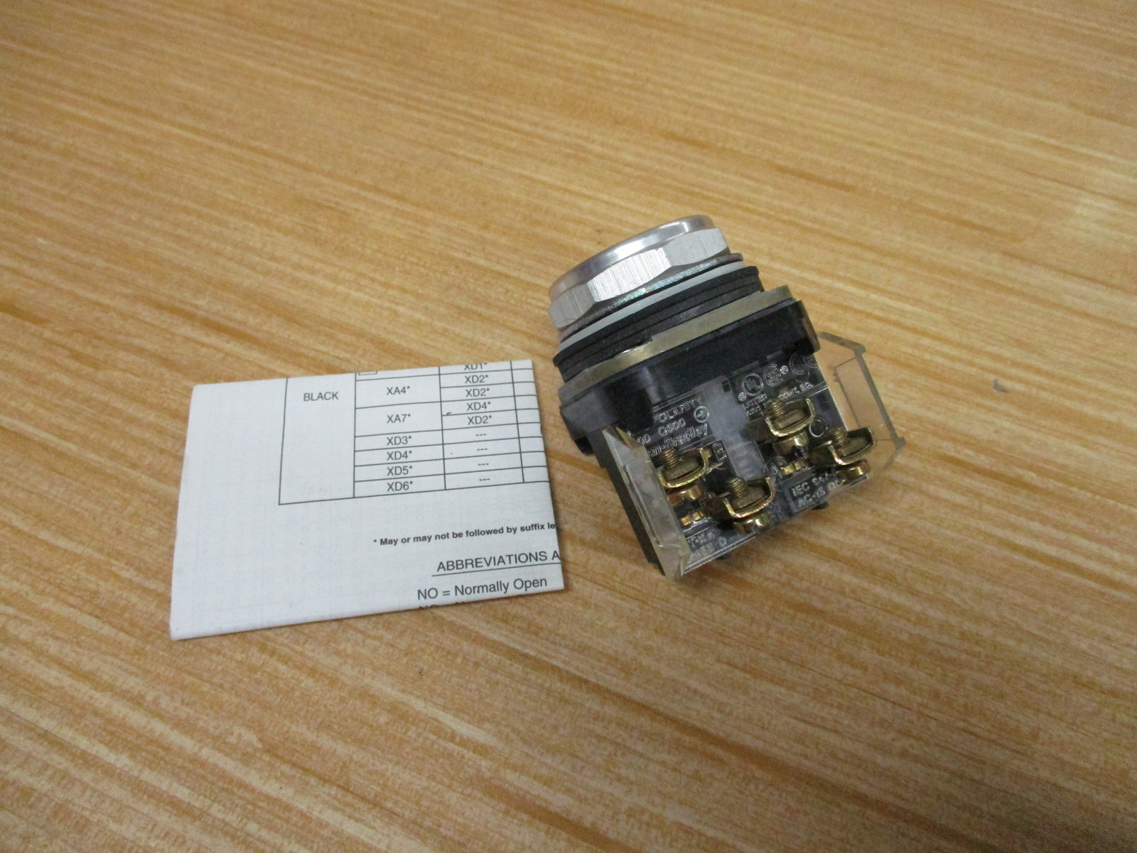 Allen Bradley 800T-A6D2 Push Button 800TA6D2 Ser.T, W/800T-XA