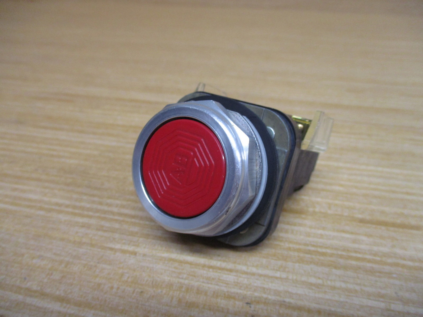 Allen Bradley 800T-A6D2 Push Button 800TA6D2 Ser.T, W/800T-XA