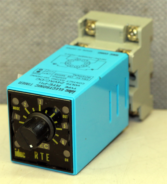 Idec Corporation RTE-P11 Electronic Timer with SR2P-05 Socket New