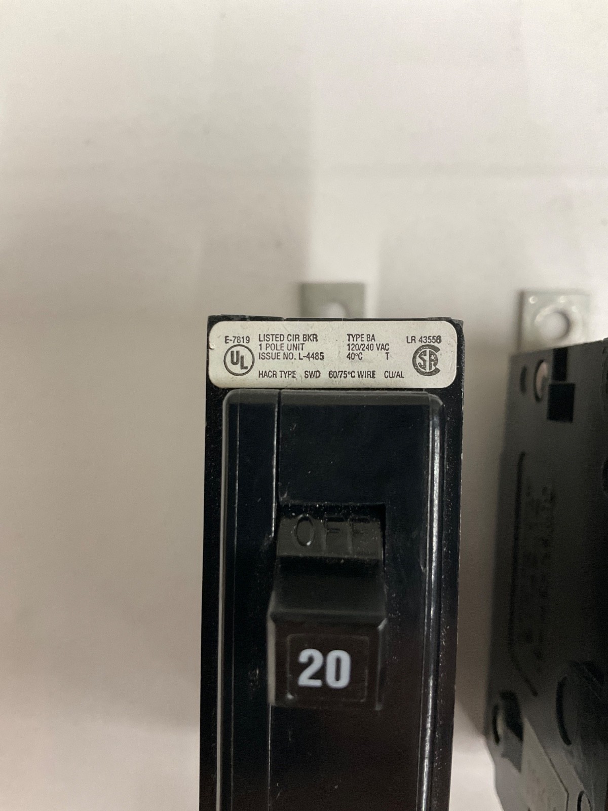 *LOT OF 2* CUTLER-HAMMER 20A CIRCUIT BREAKER 1-POLE 120/240 VOLT AC B120