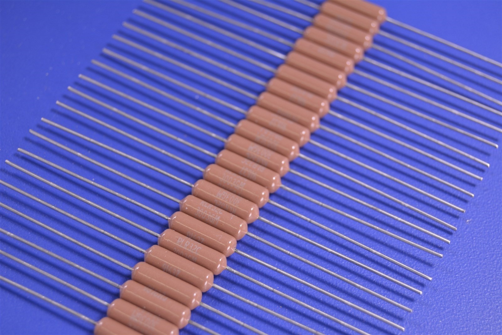 100 Vishay 300K Ohm 2% 1W Film Resistors P/N: RLR32C3003GM