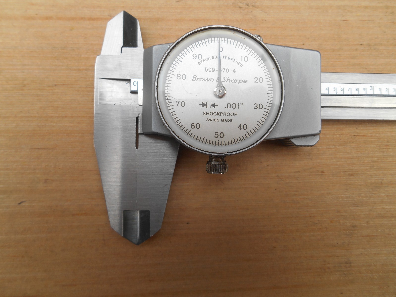BROWN & SHARPE 599-574-5 DIAL CALIPER 6″ WITH WOOD CASE