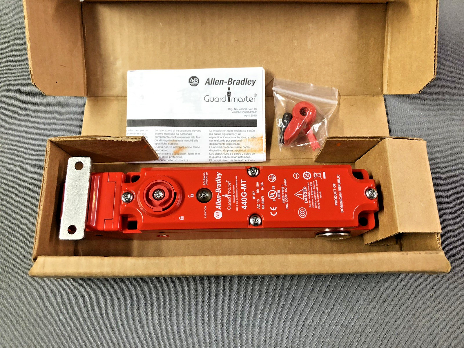 Allen-Bradley 440G-MT47037 Guardmaster Interlock Switch 3NO/1 NC 24V AC/DC