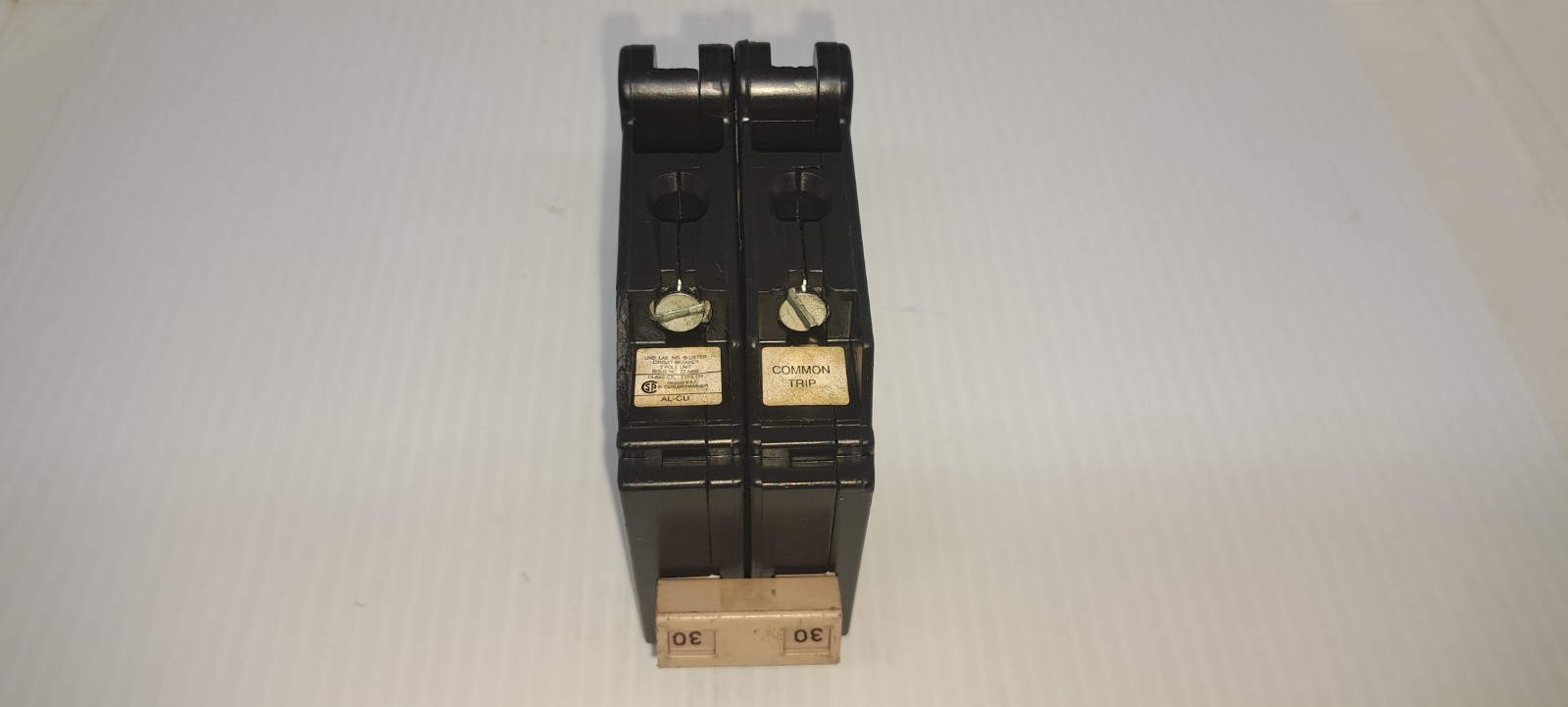 Cutler Hammer EATON CH230 2 Pole 30 Amp 120/240V Circuit Breaker Flaw