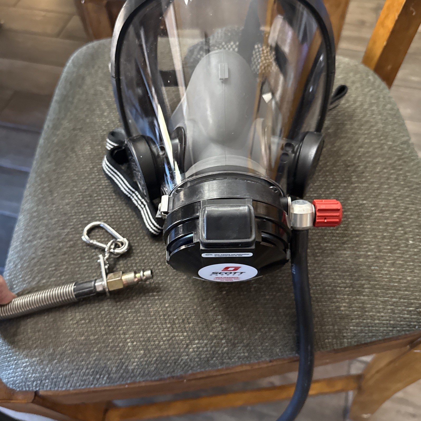 Scott AV-3000 – Firefighter SCBA Mask w/ SCOTT EZ Flo regulator – Size large