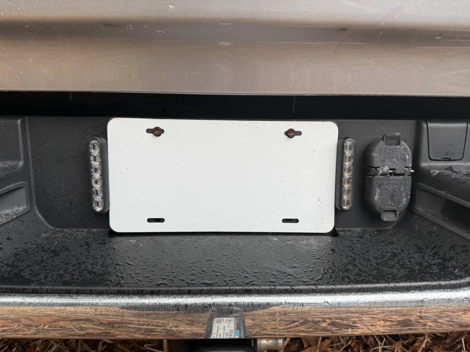 SoundOff Signal mPower 4″ Vertical License Plate Bracket