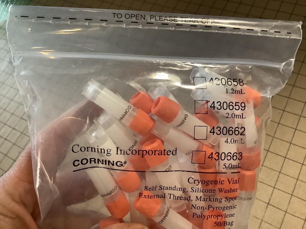 Corning 430659 External Thread Cryogenic Vials; 2.0 mL, Self-Standing BAG OF 50