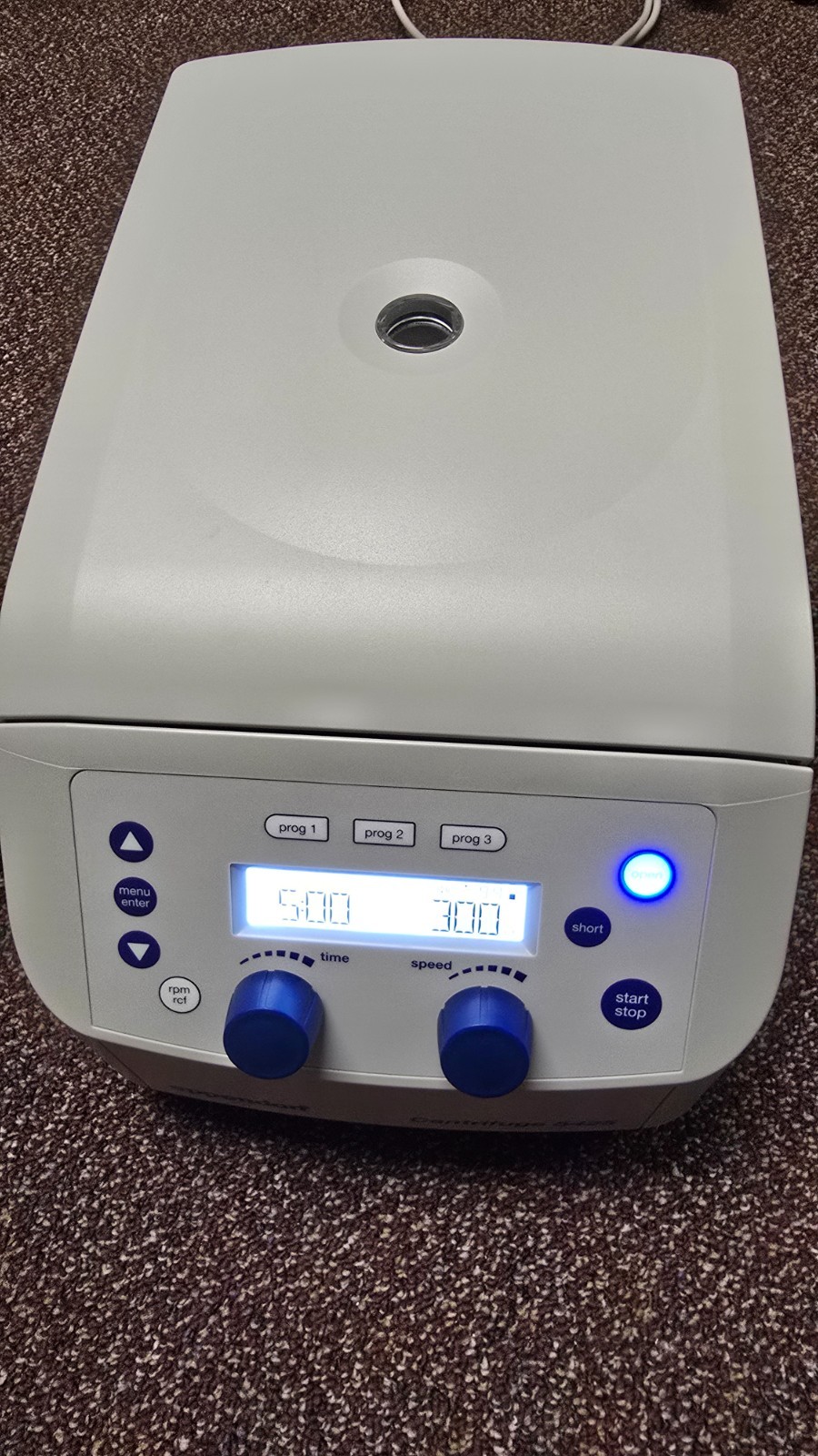Eppendorf Centrifuge 5425 with Rotor FA-24-2. Used, great condition