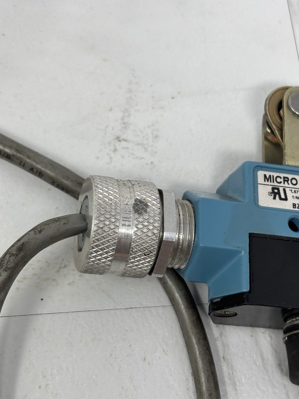 Microswitch BZE6-RNX1 Limit Switch, 480VAC Max, 15A, Top Plunger, Made in USA