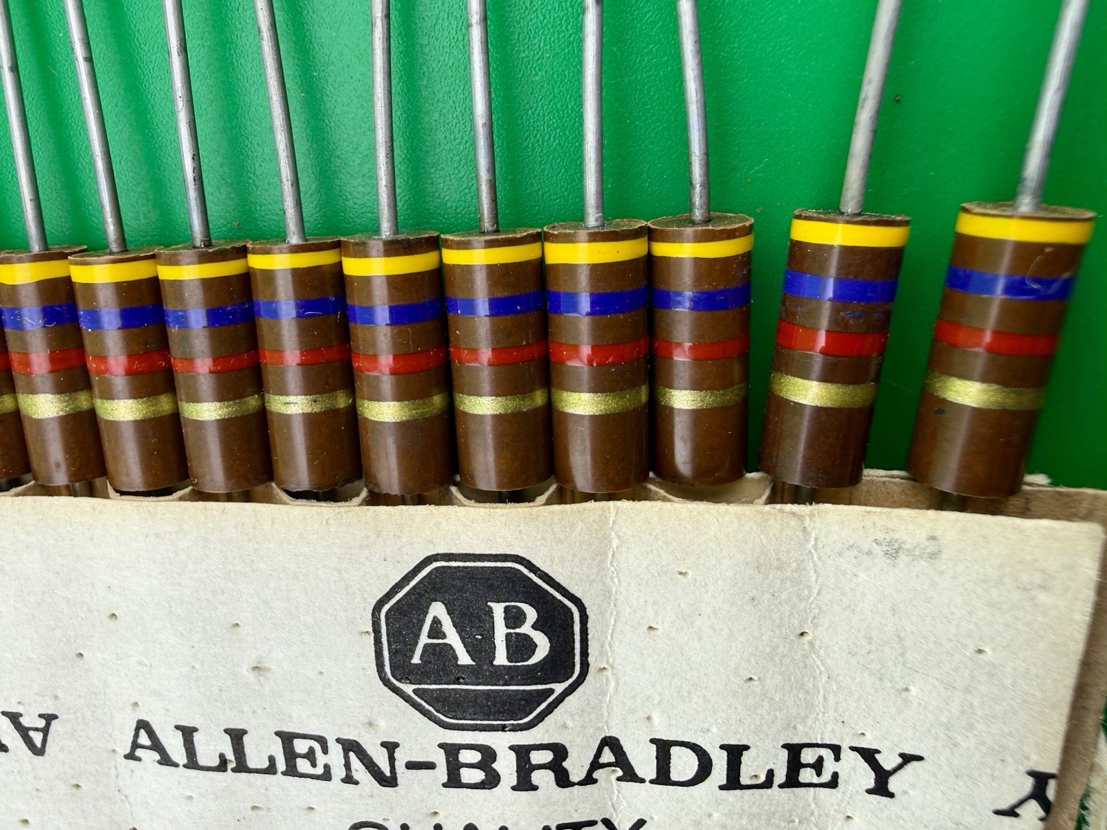 4,700 Ohm 4.7K 1 Watt 5% Allen-Bradley Carbon Comp Resistors NOS (25 Pieces)