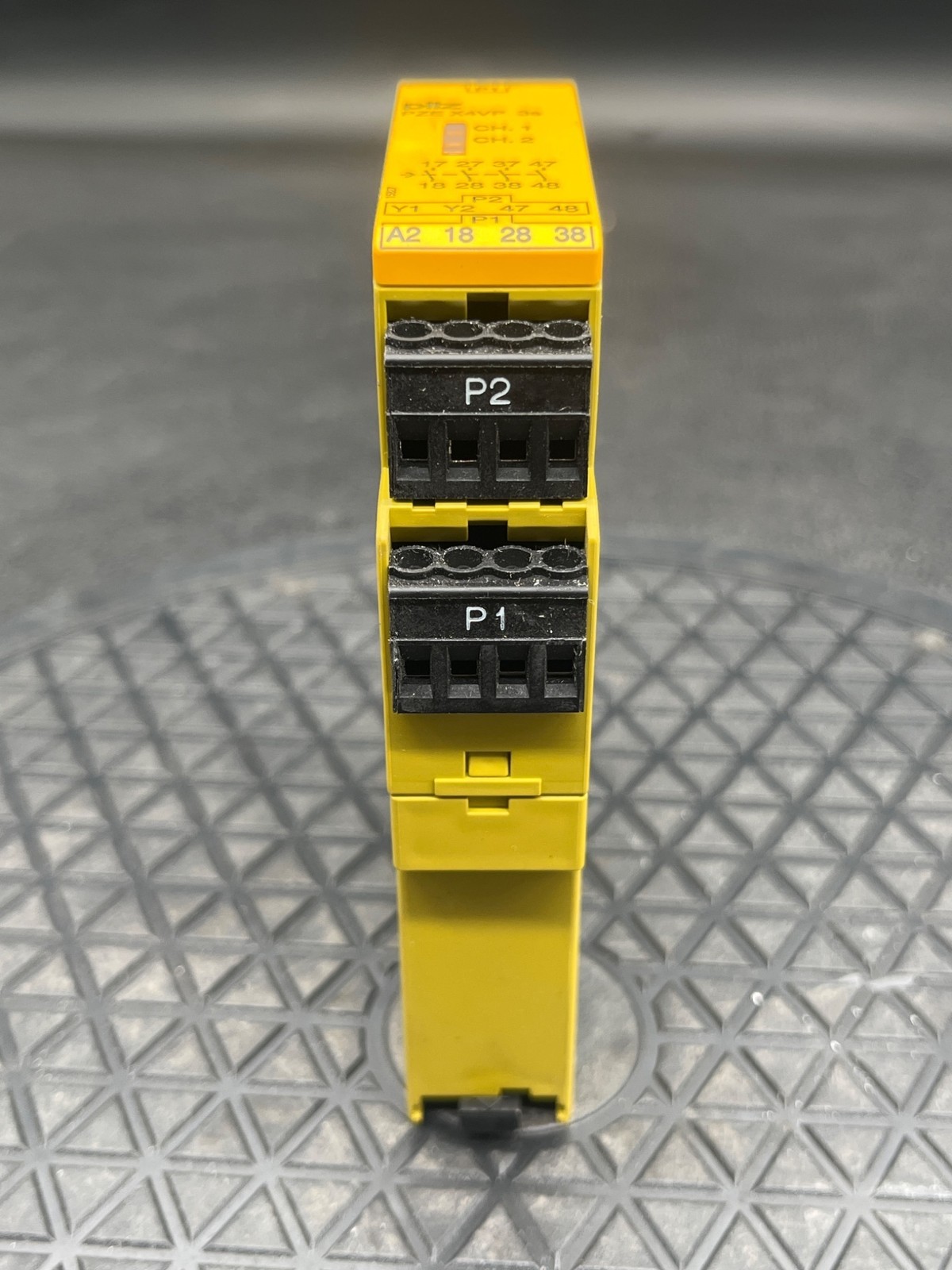PILZ PZE X4VP Safety Relay USED