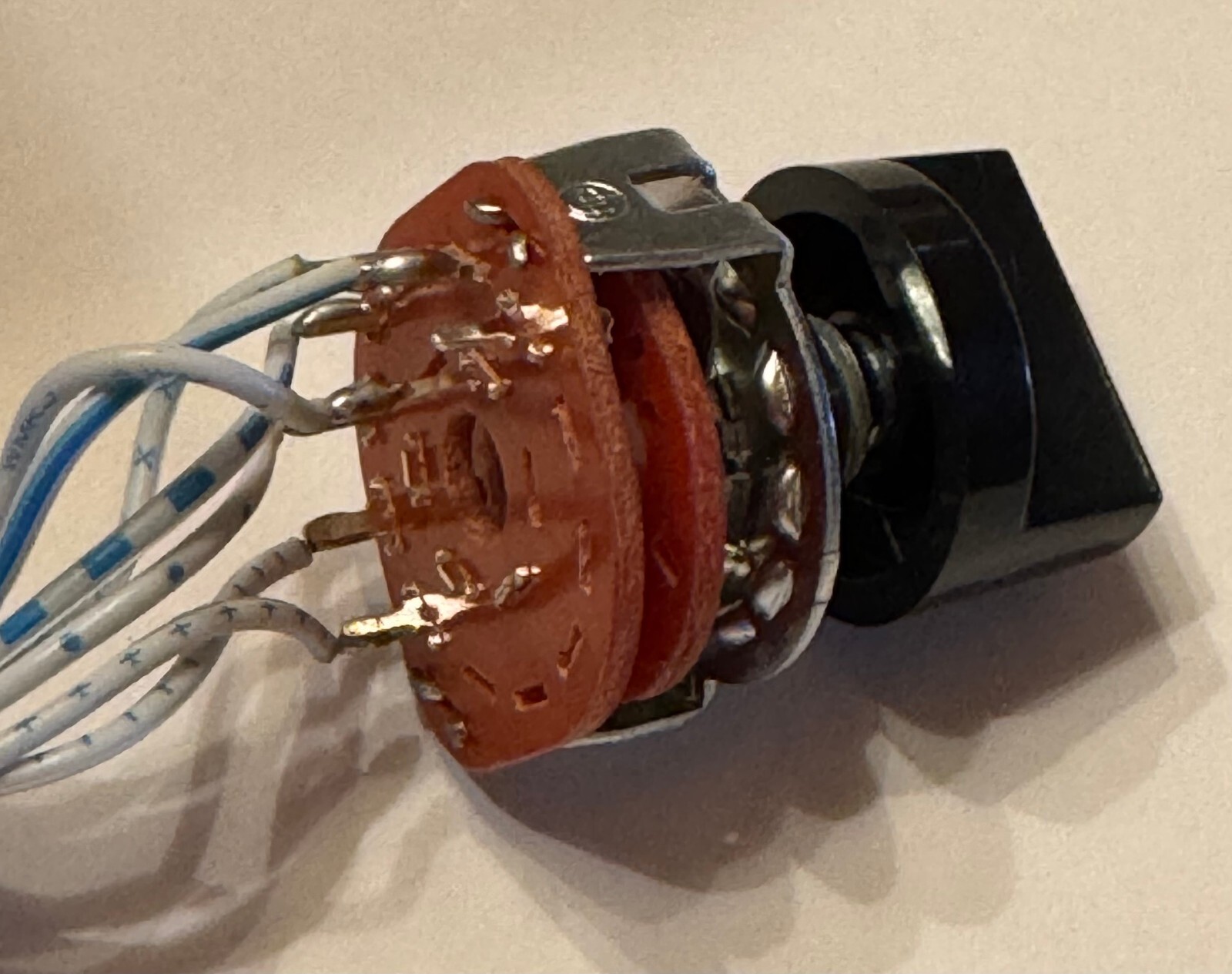 (1P6T) 1 Pole 6 Position Selectable Rotary Switch, with control knob included.