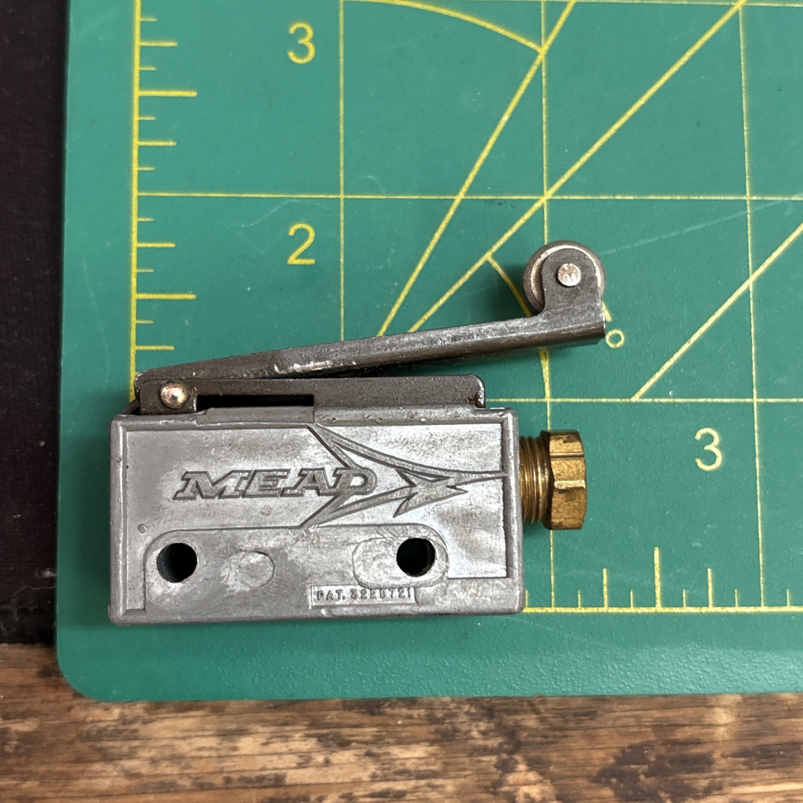 Mead MV-75 Micro-Line 3-Way Roller Lever Pneumatic Valve Body Only