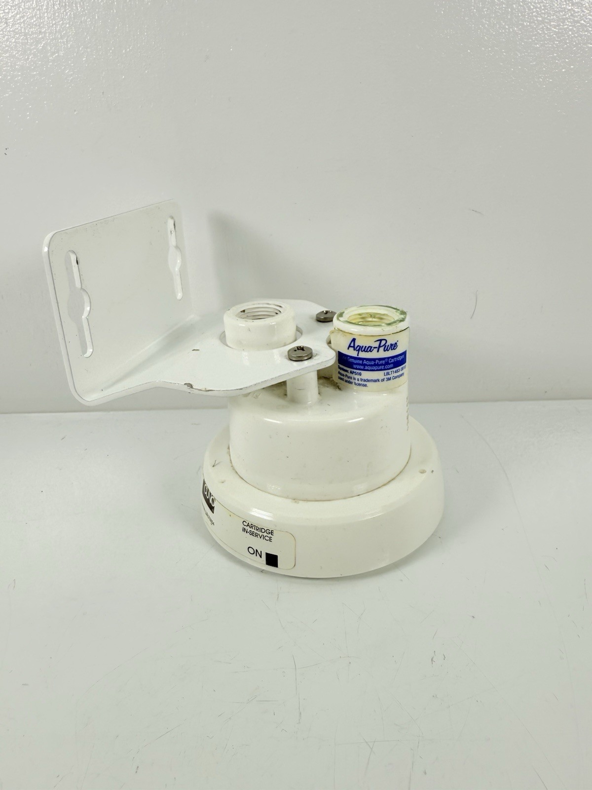 3M Aqua-Pure water filter system head unit. 3/8 replaceable cartridges.