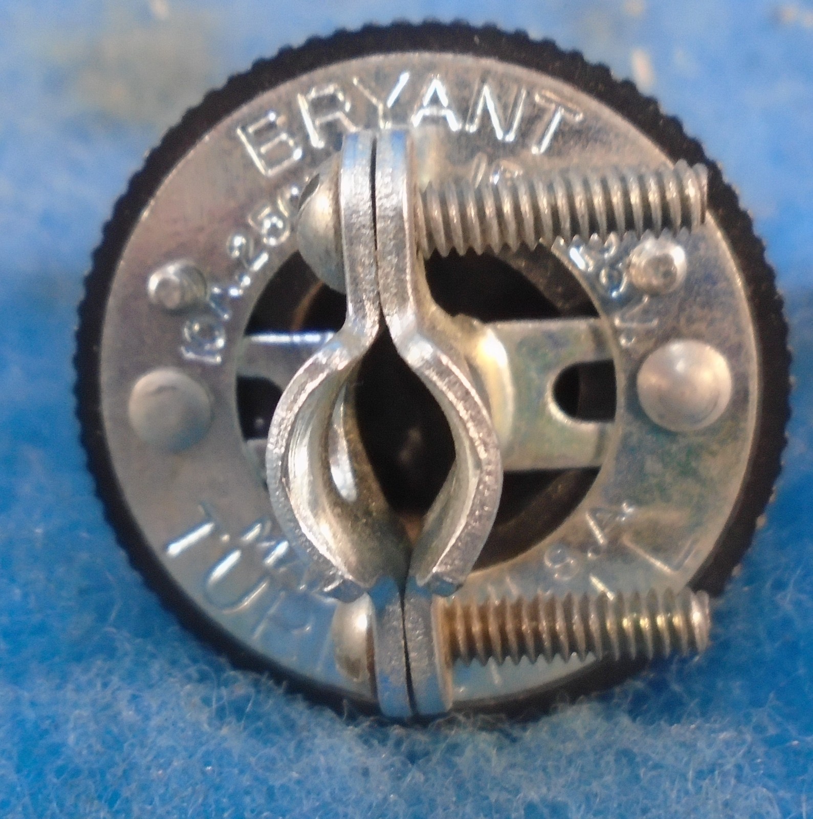 BRYANT LOT OF 10 NOS LOCKING PLUG (BLACK) PHENOLIC METAL CORD CLAMP 7558 15A 125