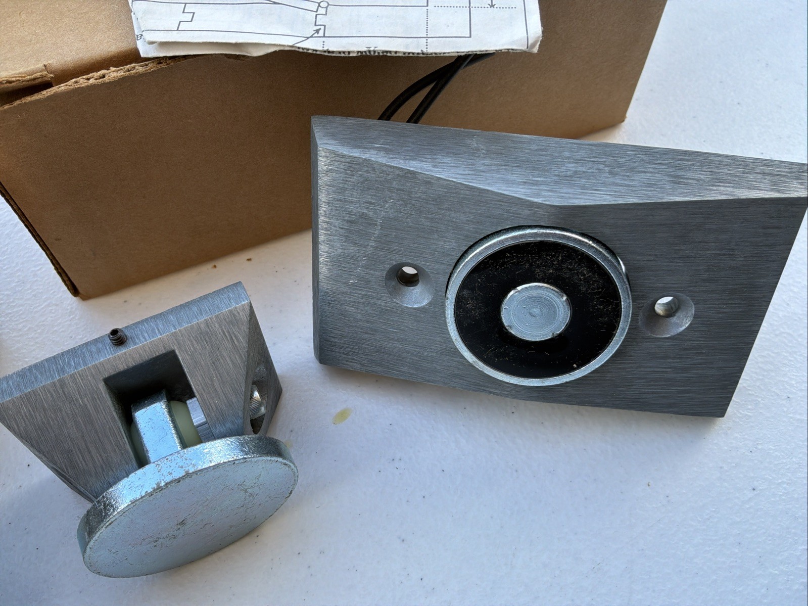 One Pair (2) Sentronic Electro Magnet Door Holder 2088-9587