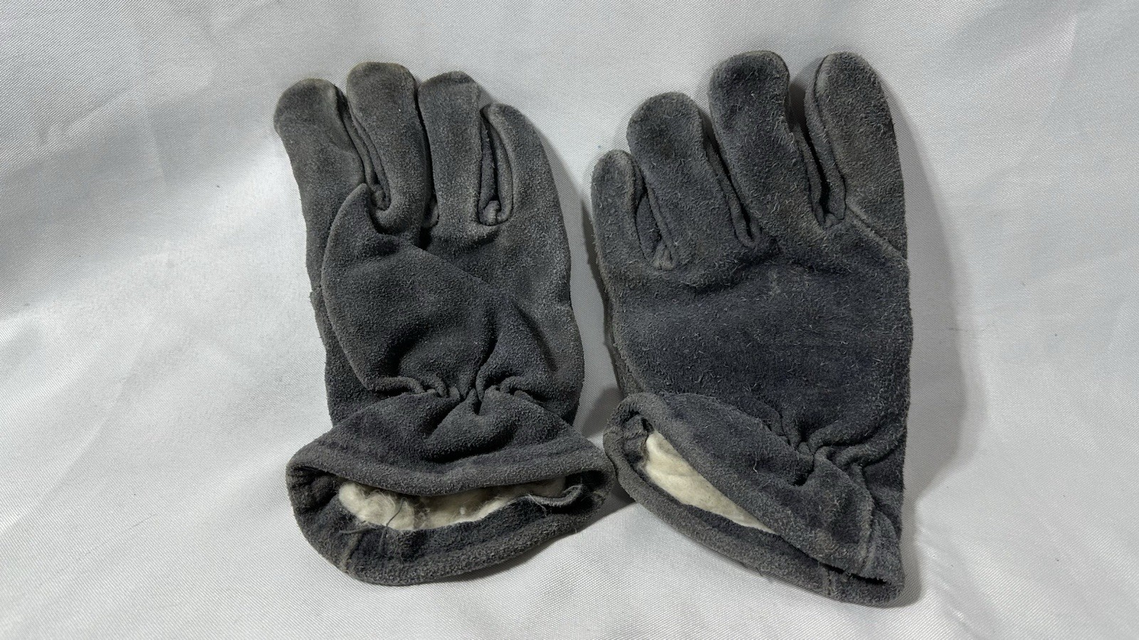 Shelby 5228 Firefighter Gloves Medium NFPA Structural Turnout Cowhide Gauntlet