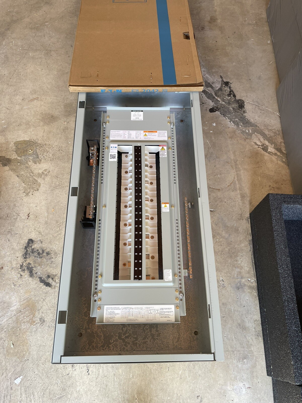 1- 225AMP 480V 42CKT MAIN LUG 3PHASE 4 WIRE COMPLETE PANEL NEMA 1 SURFACE 42″