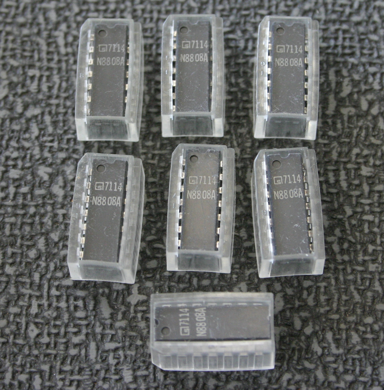 7 Pieces Signetics N8808A 8808 14 Pin DIP IC NOS US Seller!