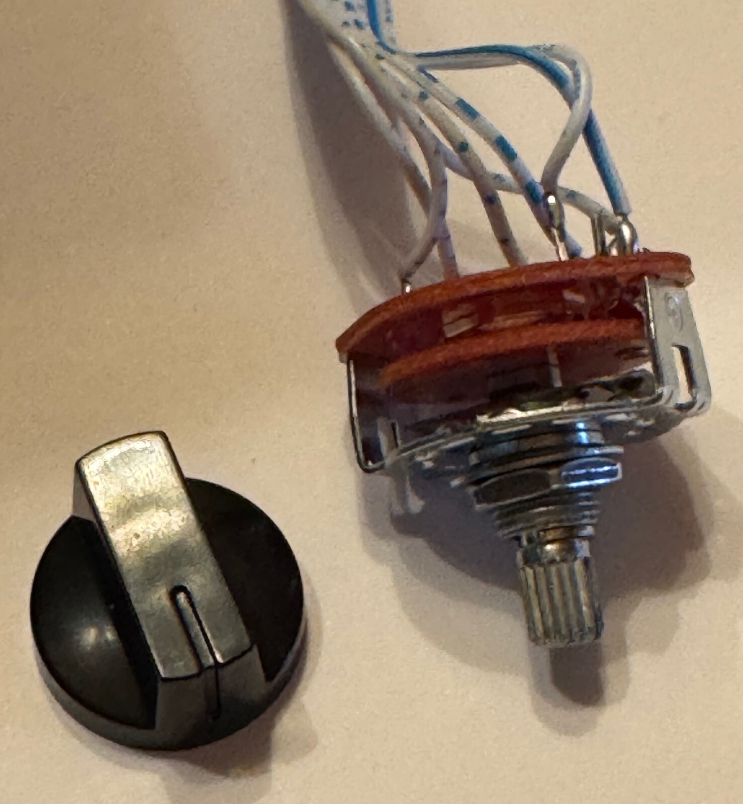 (1P6T) 1 Pole 6 Position Selectable Rotary Switch, with control knob included.