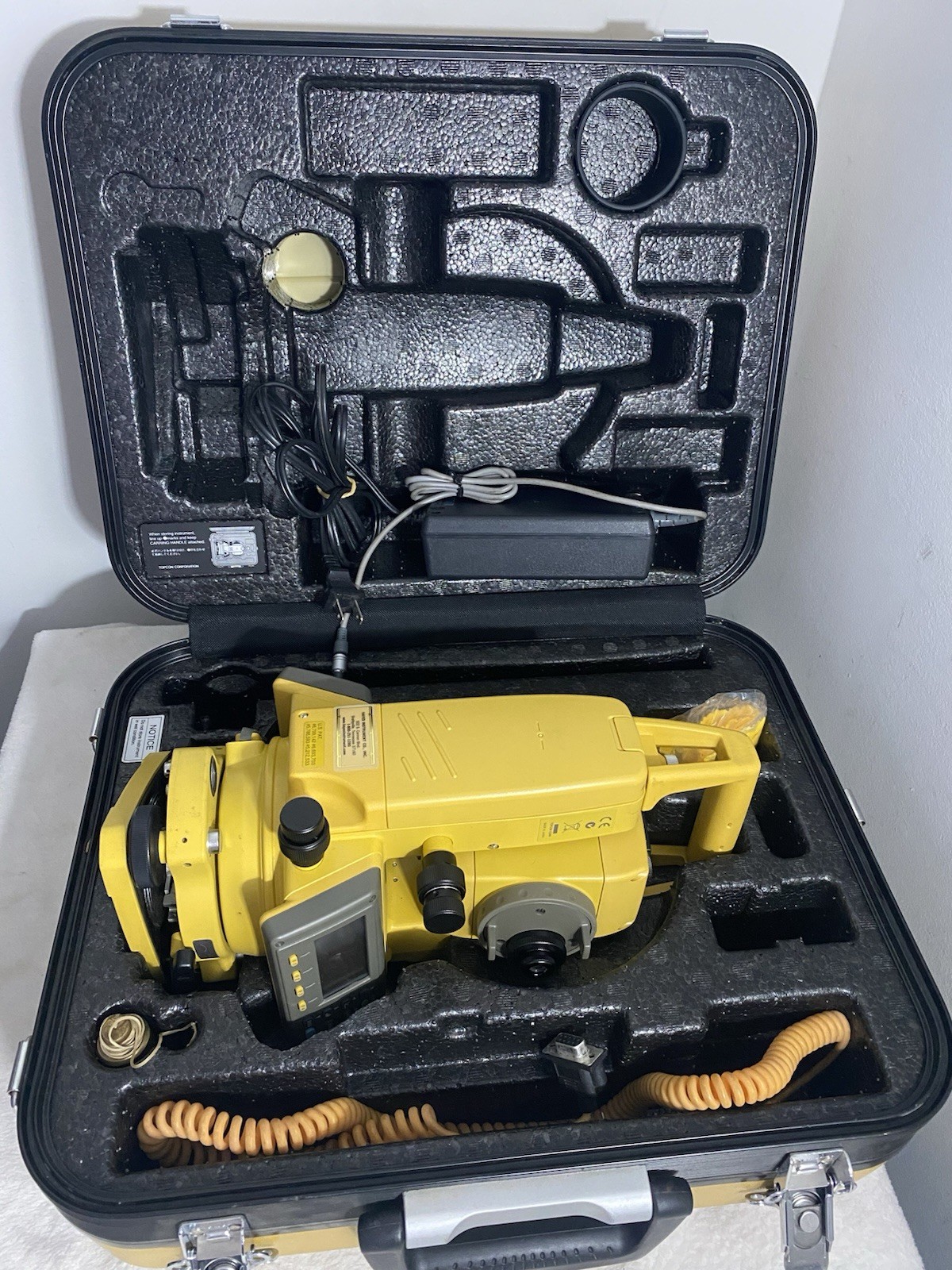 TOPCON GTS-233W ( GTS-230W Series) 3” Electronic Total Station W/ Case & Charger
