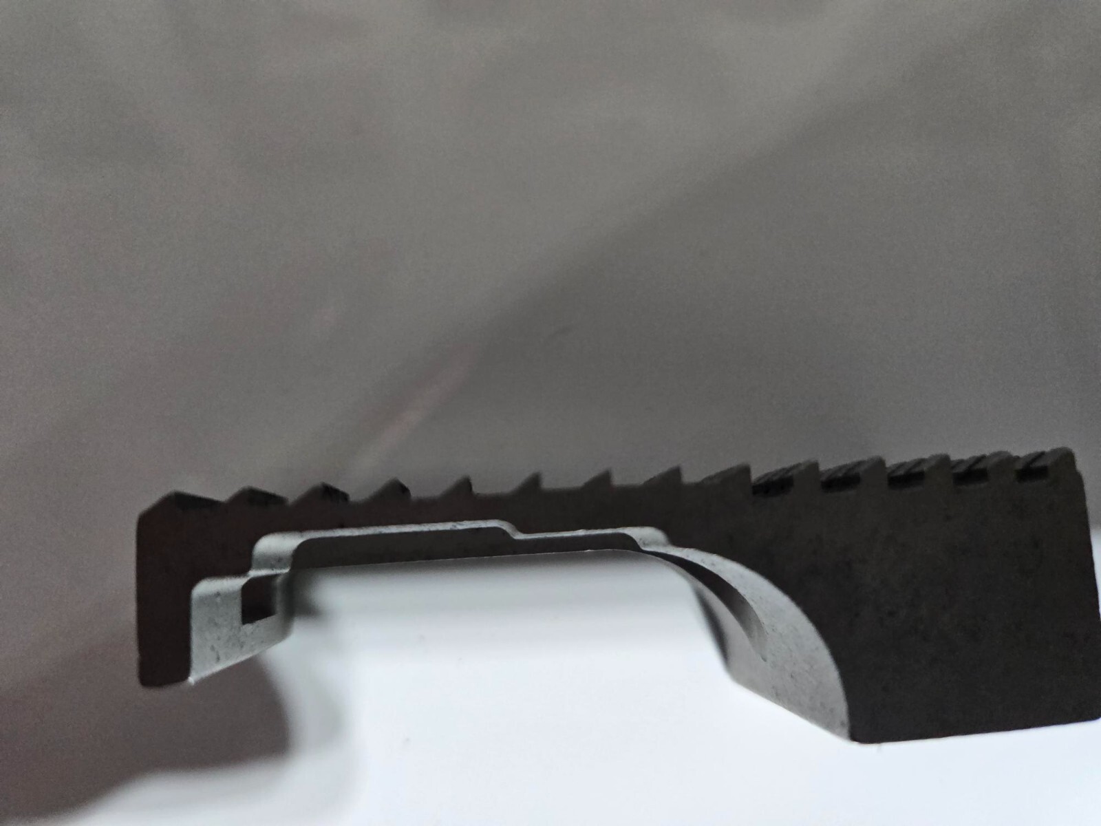 10486 Feed Dog – «stitch through tape» closure for Fischbein Bag Closers