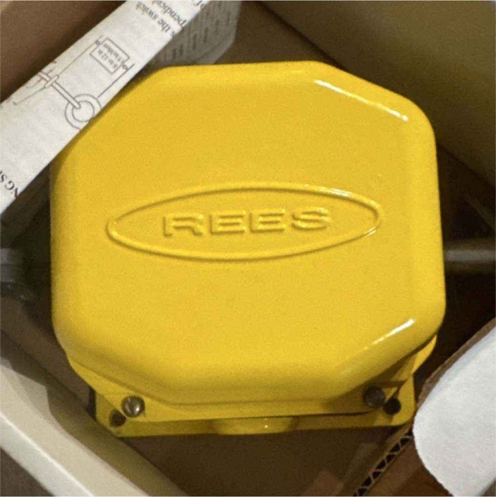 REES 04944-640 Cable Operated Switch 2 NO/2 NC Maintained Contacts Yellow