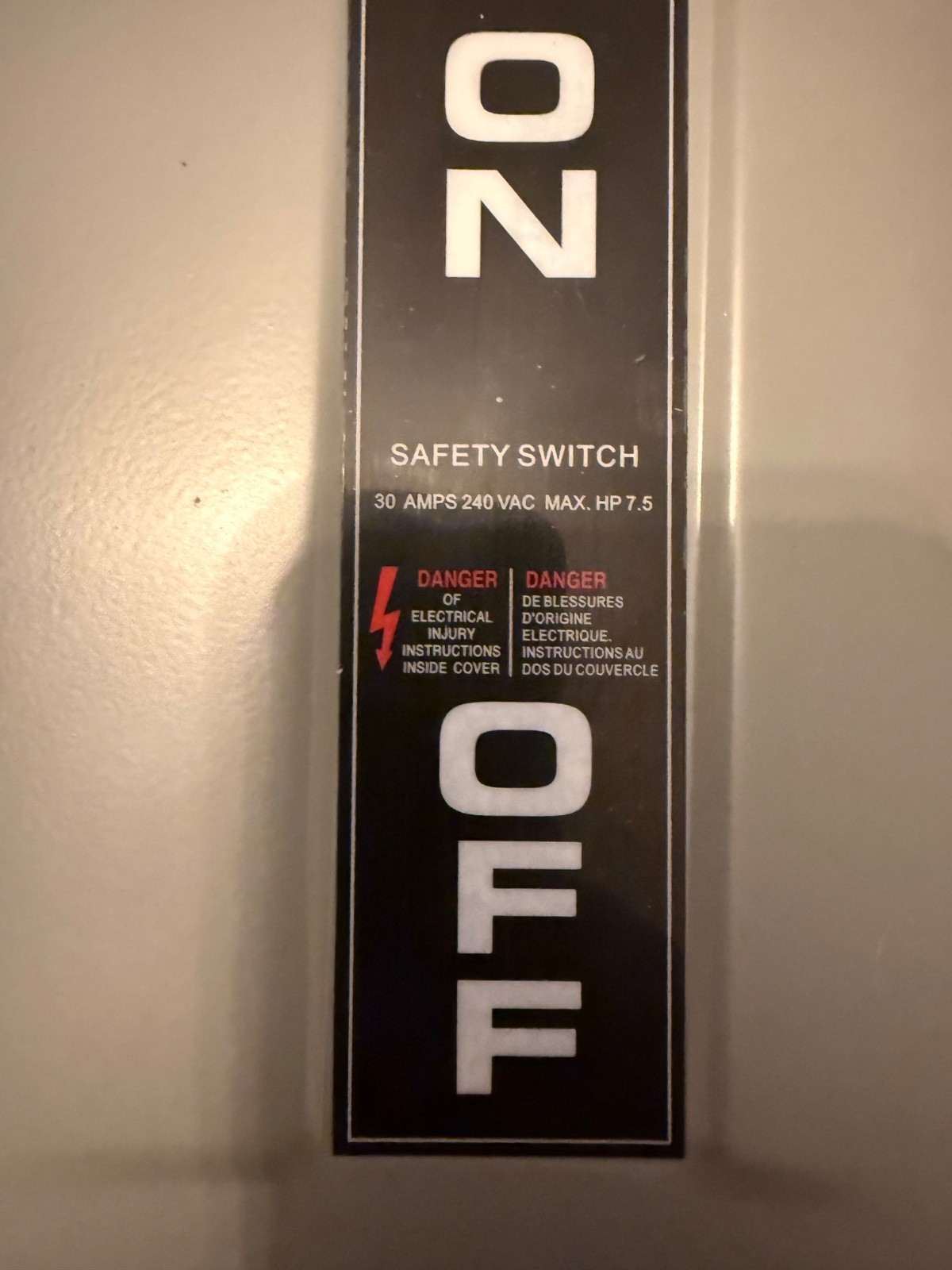 30 Amps Safety Switch 240VAC-250VDC 3-poles, 4-wire, Non-Fusible, Outdoor GAK3