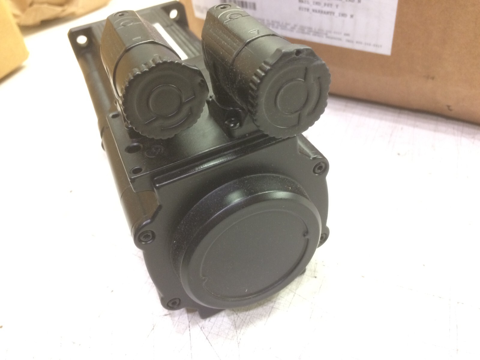 NEW LENZE MCS 09F38LRS0P1-B14N-ST5S00N-R2SU 09F38LRS0P1B14NST5S00NR SERVO MOTOR