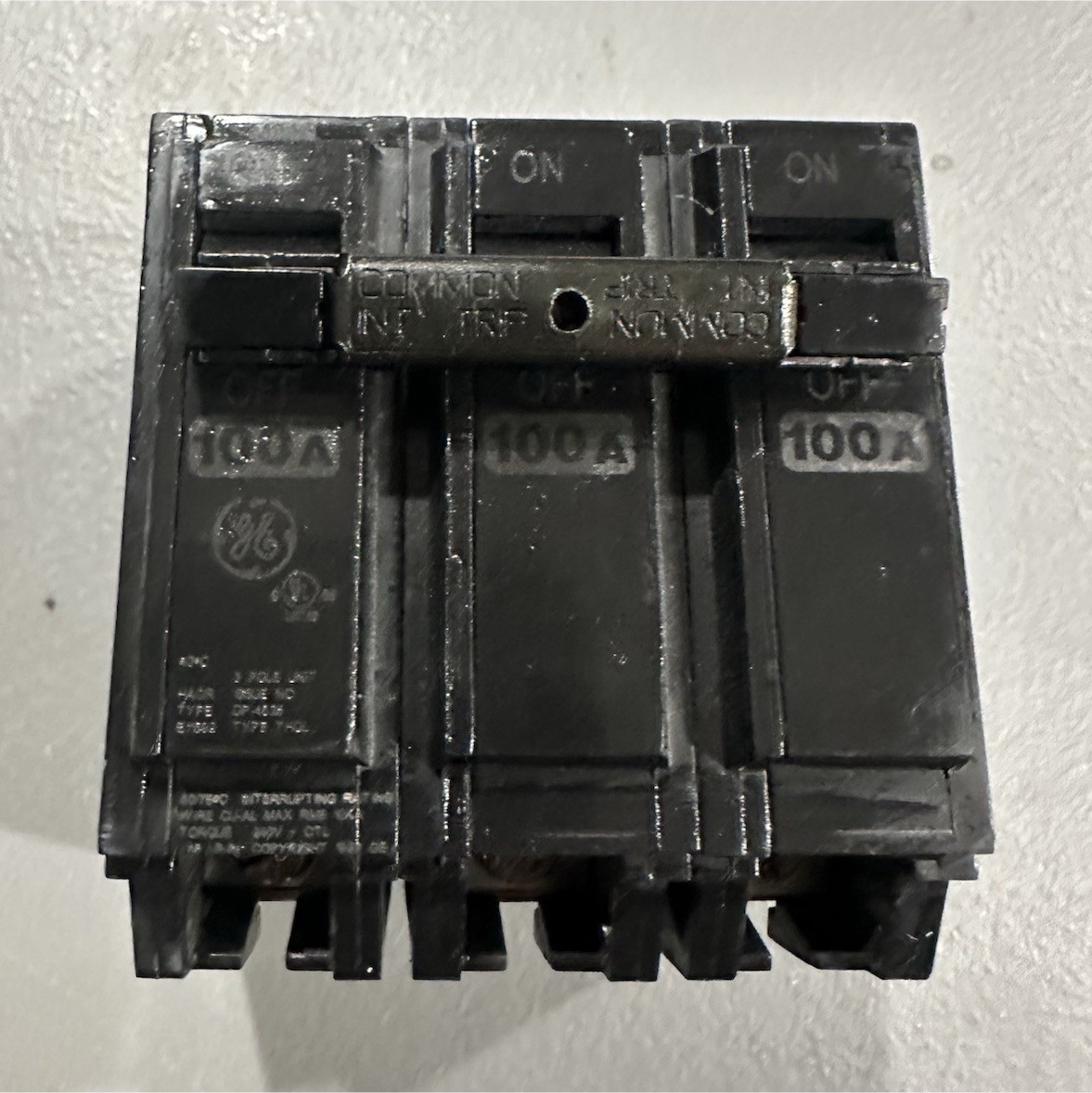GE 100A 3-Pole 240V AC Circuit Breaker Plug-In/On Plastic Black On/Off